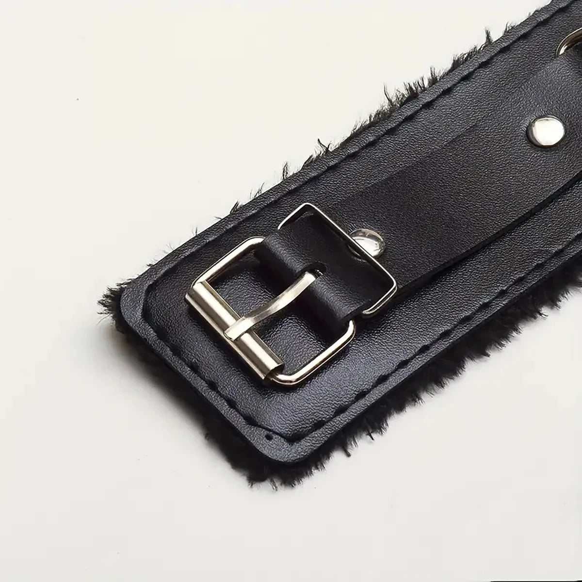 Black plush bondage sex handcuffs sex toy, adult bondage accessories, soft bondage suitable for couples' sex accessories